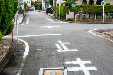 日本で撮影した信号がない交差点の写真。交通イメージ。
