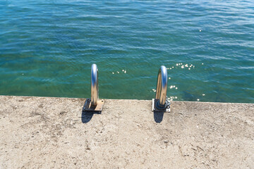 Leiter als Zugang zum Wasser an der kroatischen Küste der Adria bei Porec