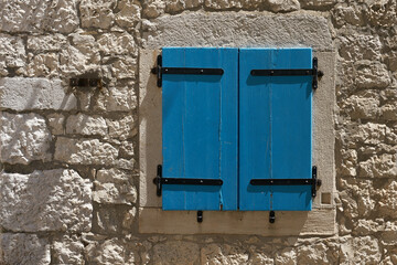 blaue verschlossene Fensterläden in der beliebten historischen Altstadt von Rovinj in Kroatien