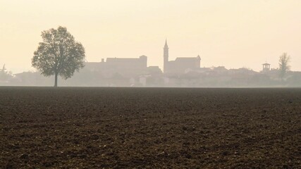 la via Francigena nella pianura padana all'alba vicino a Calendasco