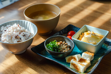 Traditional Japanese Breakfast with Natto and Rice｜納豆と雑穀ごはんの和朝食

