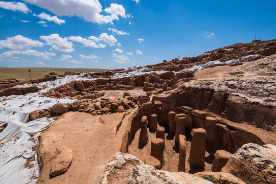 Karahantepe is one of the Pre-Pottery Neolithic settlements being investigated within the scope of the Şanlıurfa Neolithic Age Research Project &ndash; Taş Tepeler, which is a continuation of the Southeaste