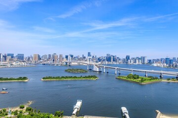 東京都、レインボーブリッジと東京の高層ビル群の俯瞰