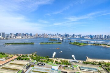 東京都、レインボーブリッジと東京の高層ビル群の俯瞰