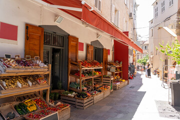 Naklejka premium Explore a bustling street market filled with life and a vibrant array of fresh fruits and vegetables