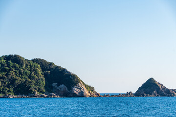 青い海と岩場の島々が広がる和歌山の海岸風景