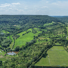 Idyllische Kulturlandschaft mit Streuobstwiesen bei Burgbernheim, staatlich anerkannter...