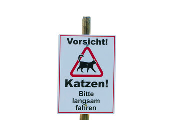 Schild Vorsicht Katzen bitte langsam fahren freigestellt isoliert