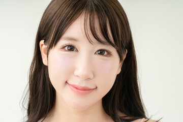 Naklejka premium 微笑む若い女性