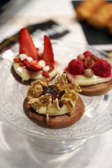 primer plano de galletas cookies en una fuente de cristal de la pastelería