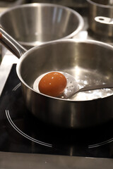 huevo cocido en una cacerola en la cocina