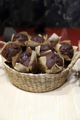 magdalenas muffins de chocolate artesanales en una cesta de mimbre de la pastelería
