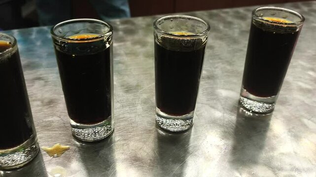 Chupitos de vino dulce en caseta de feria con barquillo de galleta 