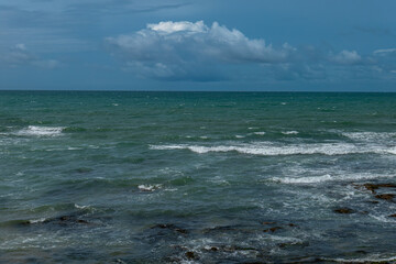 nuages sur une mer houleuse