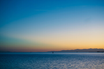 Naklejka premium A serene seascape captured during the golden hour