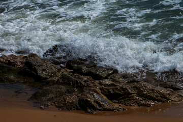 vague se brisant sur un rocher