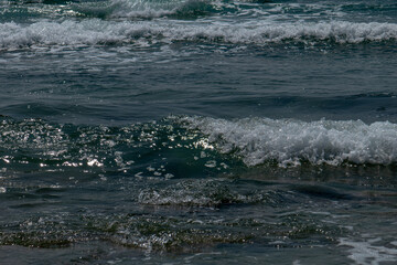 vague écumeuse et reflets de lumière