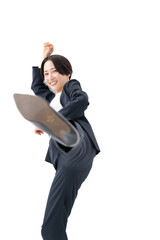 蹴る女性