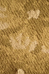 Textura de tapete velho cor bege com tecido desgastado e manchas em tons amarelados. Tecido crespo de algodão 