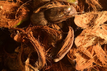 Pedaços de casca de coco descascada e amontoado em uma pilha. Fundo de amontoado de fibra de coco seco