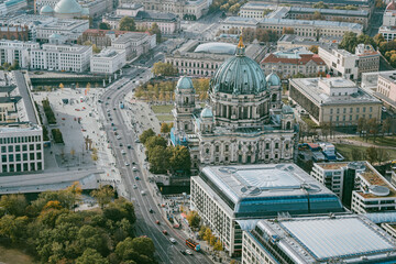 Vogelperspektive - Blick vom Berliner Fernsehturm in Richtung Westen auf die Stra&szlig;e &bdquo;Unter den Linden&ldquo; mit Berliner Dom und Humboldt Forum, Berlin, Deutschland