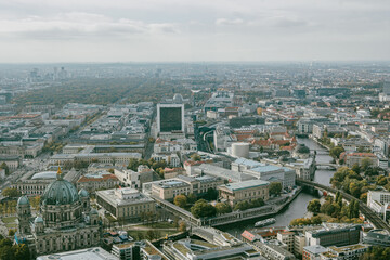 Vogelperspektive - Stadtpanorama - Blick vom Berliner Fernsehturm in Richtung Westen auf Berlin Mitte, mit Berliner Dom und Museumsinsel, Berlin, Deutschland