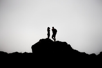 Silhouette homme femme sur rocher a collioure en occitanie France 