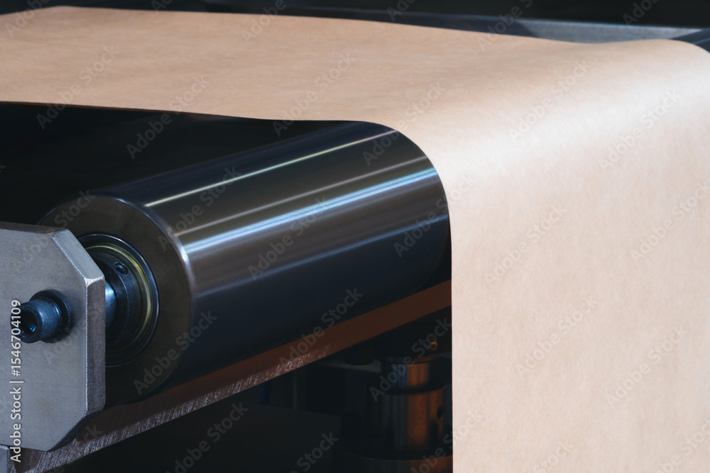Aufkleber brown recycled kraft paper roll is passed through the machine for printing and producing gift packag