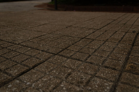 Piso de pedra de cor cinza. 