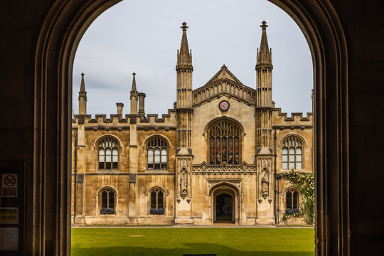 Fototapeta Archway view college building