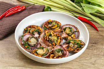 Baked scallops with scalion oil
