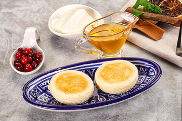 Roasted cheesecakes - Syrniki with honey