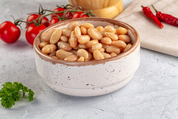 Canned white beans in the bowl