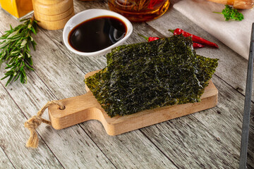 Seaweed roasted nori chips heap