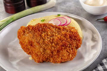 Chicken schnitzel with mashed potatoes