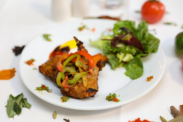 Delicious Grilled Lamb Chops with Peppers and Salad