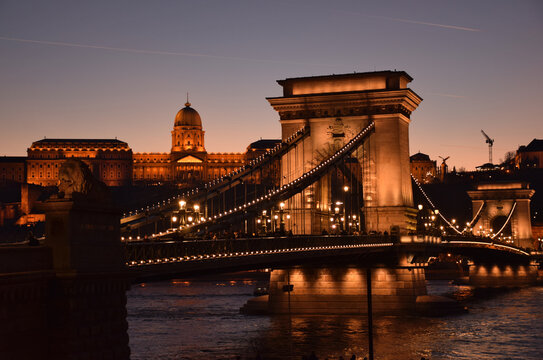 Fototapeta The Chain bridge at night that spans the River Danube between Buda and Pest, the western and eastern sides of Budapest, the capital of Hungary.