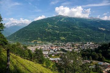 Vue a&eacute;rienne sur Bourg-Saint-Maurice depuis les petites hauteurs des alpages, avec tons vifs