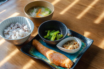 Traditional Japanese Breakfast with Grilled Salmon and Natto｜焼き鮭と納豆の伝統的な和朝食
