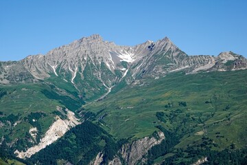 Naklejka premium Vue sur les montagnes de la vallée de la Tarentaise à Bourg-Saint-Maurice en été, avec tons vifs