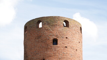 Wieża obronna i mieszkalna w starym zamku z widocznymi otworami okiennymi © tomo81