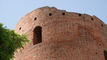 Wieża obronna i mieszkalna w starym zamku z widocznymi otworami okiennymi © tomo81