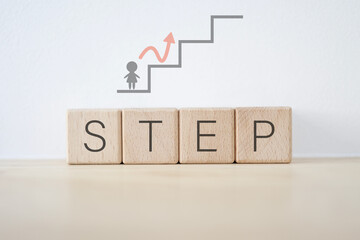 成長や挑戦を示すSTEPの文字と上昇する矢印のイラスト