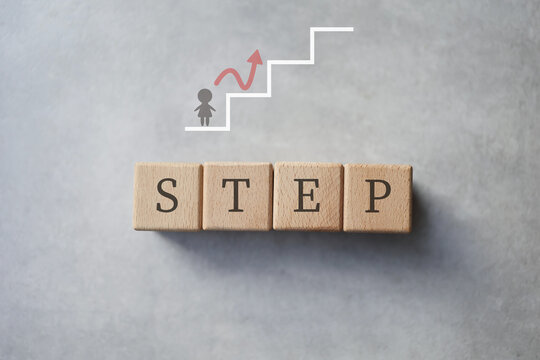 成長や挑戦を示すSTEPの文字と上昇する矢印のイラスト