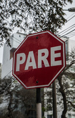 Stop sign with the word Pare on it