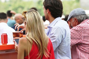 Pareja bebiendo una copa en la barra de un bar de verano tipo chiringuito al aire libre