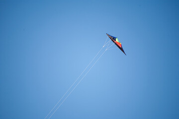 Cometa en cielo azul