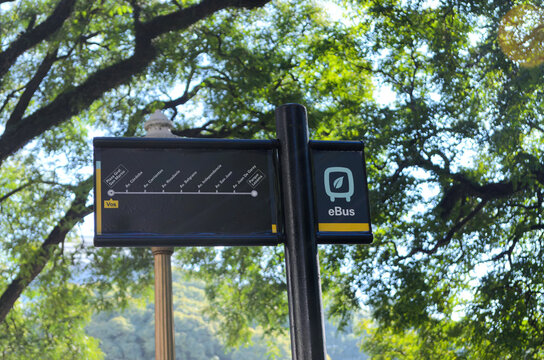 Cartel de eBus, parada bus ecol&oacute;gico, el 11 de junio de 2025, en Buenos Aires, Argentina.  
