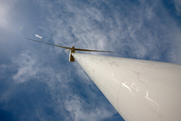 Parque e&oacute;lico cielo azul con nubes