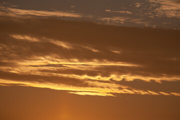 Detalle nubes y cielo anaranjado